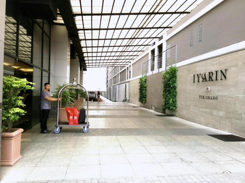 Iyarin@Tuk Chang Ratchayothin Hotel Bangkok Buitenkant foto
