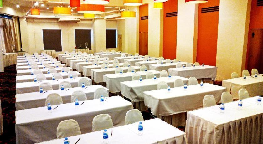 Iyarin@Tuk Chang Ratchayothin Hotel Bangkok Buitenkant foto